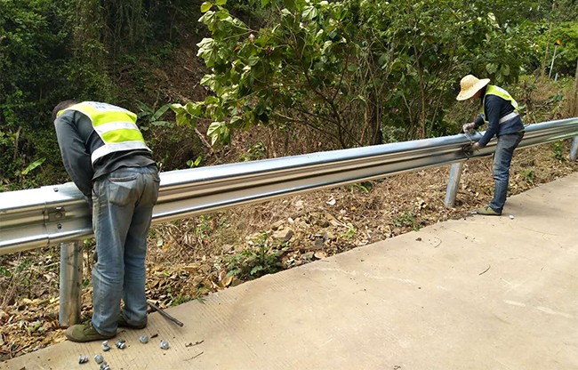 儋州高速公路护栏的定期维护与保养